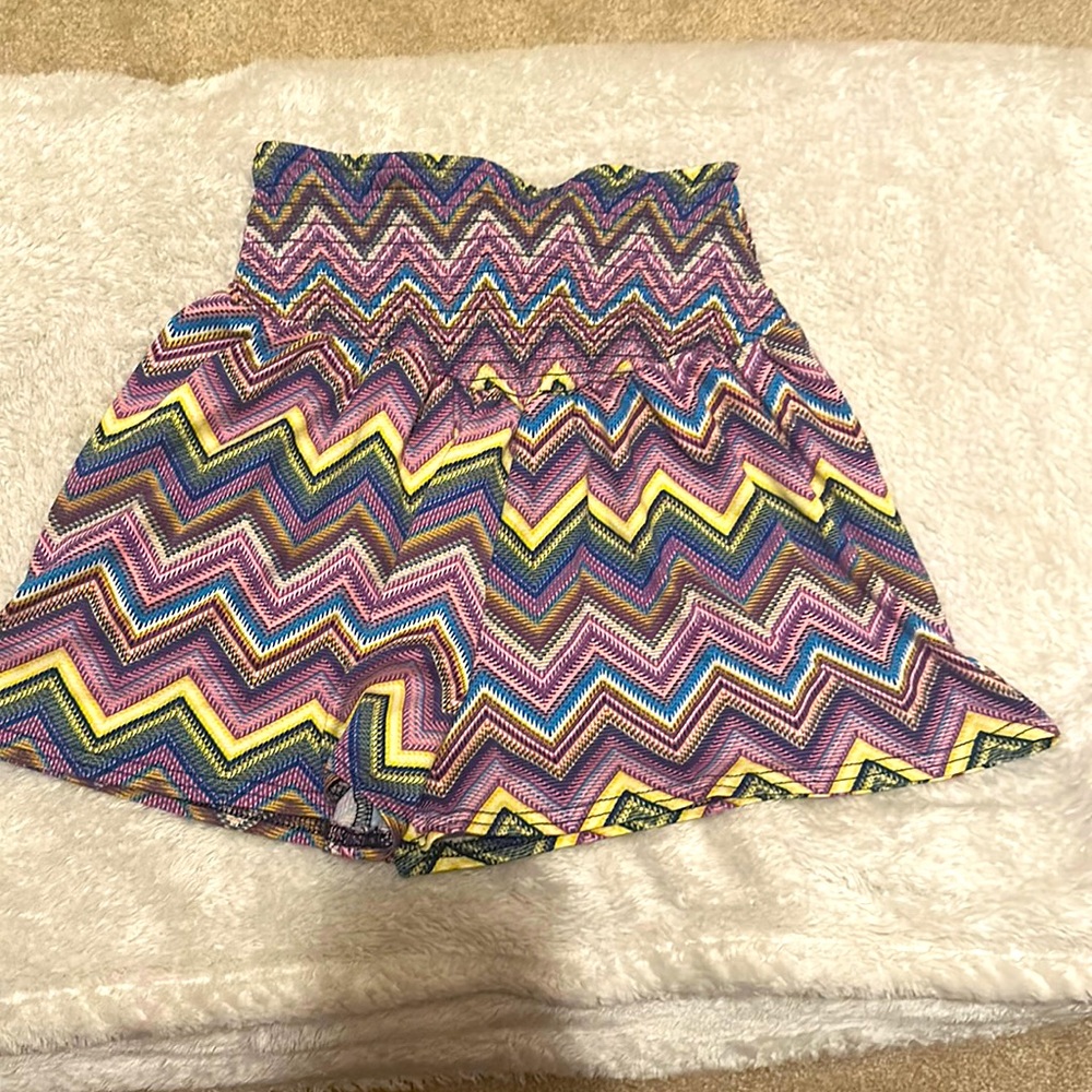 Small ItsFashion Multi-colored shorts